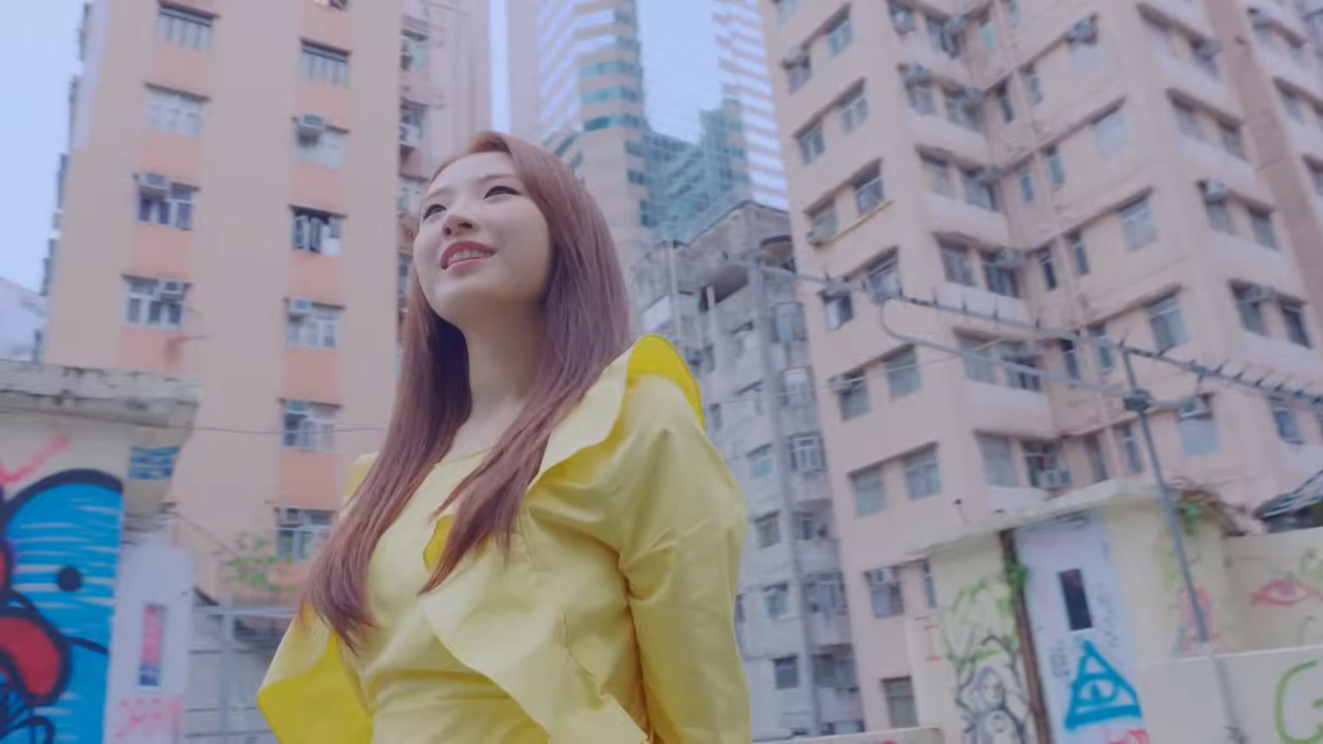 Haseul singing.